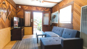 Bungalow 1 Block Walk to the Beach